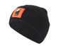 Eine schwarze Beanie mit orangefarbenem 'Ski+Chill'-Logo.