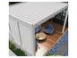 Eine weiße Pergola mit Lamellen und Loungesesseln auf einer Holzterrasse.