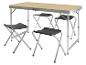 Klappbarer Campingtisch mit vier Hockern, hellem Holz und Aluminium.