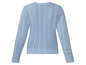 Ein hellblauer Pullover mit langen Ärmeln und Zopfmuster.