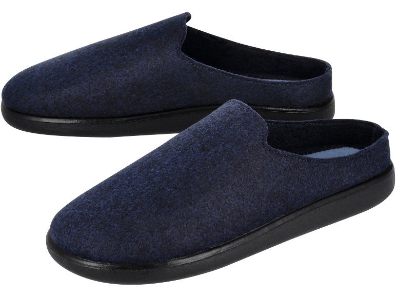 Zwei dunkelblaue Filzpantoffeln mit schwarzen Sohlen, einer leicht hinter dem anderen.