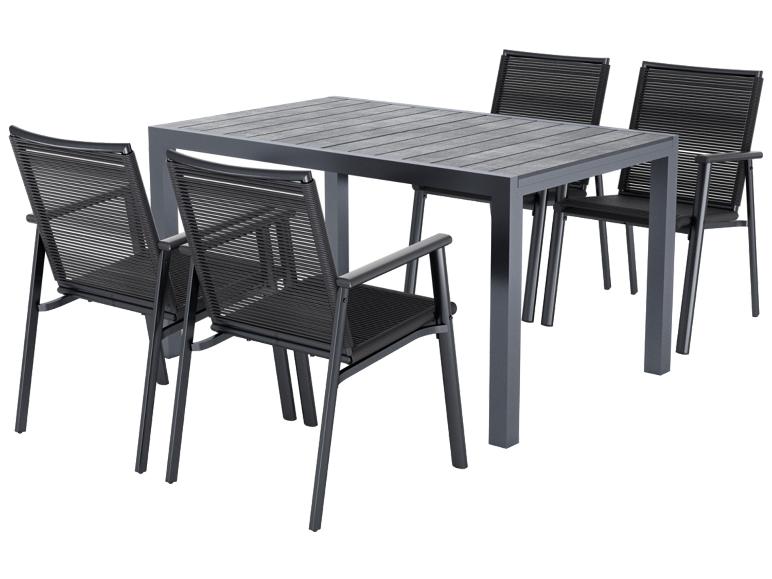 Dunkelgraues Outdoor-Esszimmer-Set mit rechteckigem Lamellentisch und vier Stühlen mit geflochtenen Rückenlehnen.