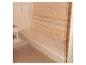 Sauna-Innenraum aus Holz mit Bank und Lattenwand