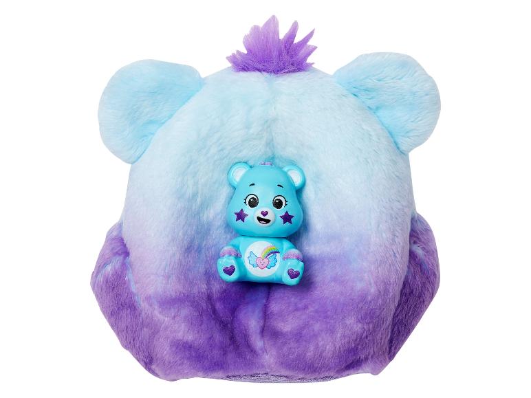 Blaues und lila Plüschtier mit einer Care Bear Figur