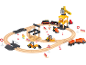 Holzeisenbahn-Set mit Kran, Baufahrzeugen und Bauarbeitern.
