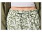 Damenhose mit Blumenmuster und weißem Top.
