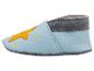 Blaue Babyschuhe mit einem gelben Stern und kleinen Sternen