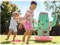 Kinder spielen mit einem aufblasbaren Kaktus und Wasserspielzeug.