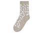 Beige Socken mit weißem Leopardenmuster.