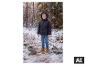 Ein Junge im Winterwald trägt ESMARA KIDS Kinder Boots und eine schwarze Jacke. [KI-generiertes Bild]