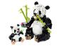 Lego-Set mit einer Panda-Mutter und ihrem Jungen, beide halten Bambus, vor weißem Hintergrund.
