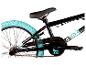 Schwarzes BMX-Fahrrad mit türkisen Reifen und Sattel.