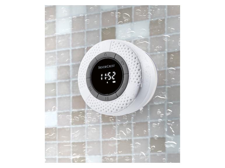 Ein weißes Silvercrest Duschradio mit digitalem Display.
