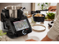 Multifunktions-Küchenmaschine mit Touchscreen bereitet Kartoffeln zu.
