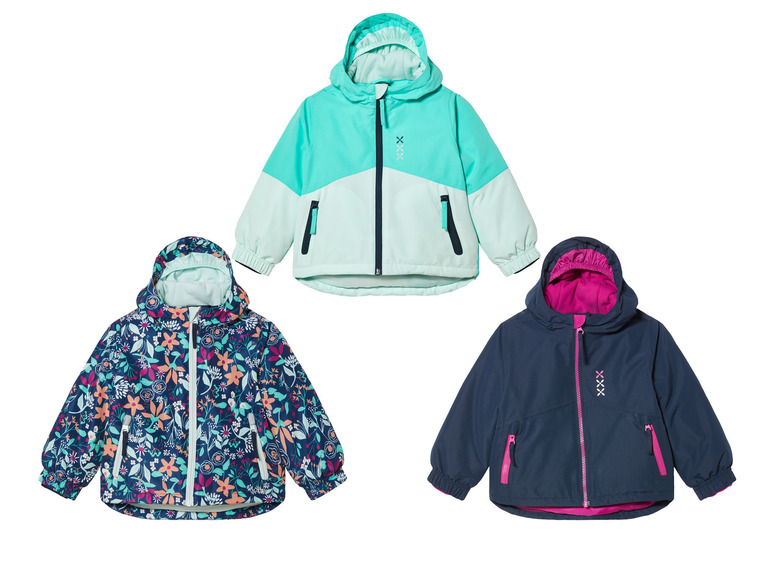 Drei Kinderjacken: eine mit Blumenmuster, eine mintgrüne und eine dunkelblaue.