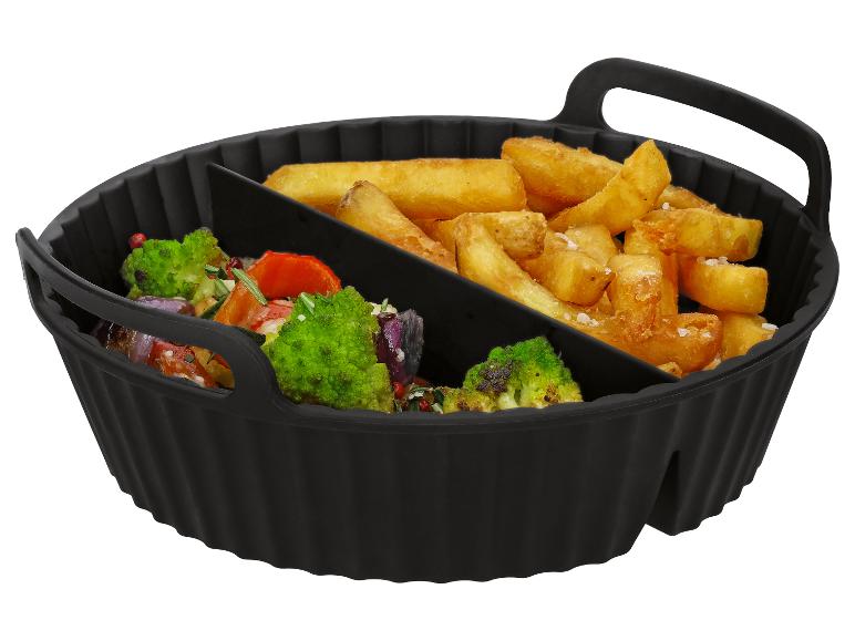 Pommes Frites und geröstetes Gemüse in einer schwarzen Silikonform mit Trennwand.