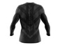 Ein schwarzes Langarmshirt mit geometrischem Muster.
