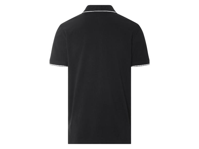 Schwarzes Polohemd mit weißem Kragen.