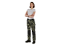 Frau in weißem T-Shirt und Parkside Arbeitshose mit Camouflage-Muster.