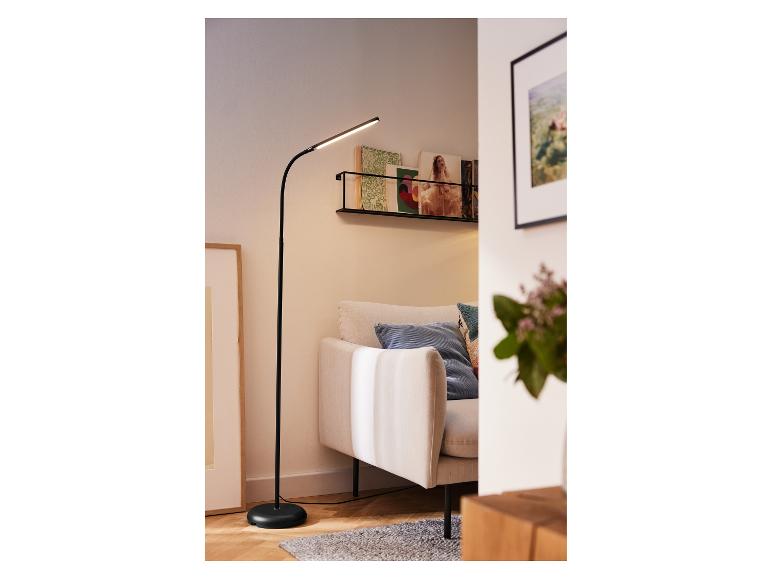 LIVARNO home LED-Stehleuchte in einem gemütlichen Wohnzimmer.