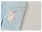 Hellblaue Jeans mit einem Einhorn auf der Gesäßtasche.