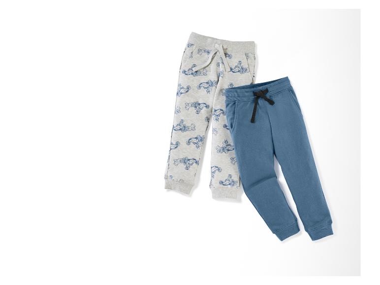 Zwei Jogginghosen für Jungen, eine mit Rennauto-Motiv