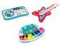 Drei Musikspielzeuge für Kinder: ein DJ-Pult, eine Gitarre und ein Keyboard.