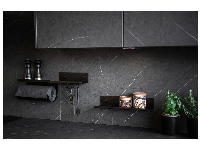 Schwarze magnetische Regale in der Küche mit Gewürzen, Kräutern und Utensilien.