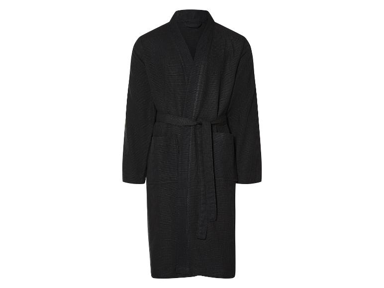 Schwarzer Bademantel.