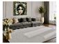 Modernes Wohnzimmer mit grauem Sofa, hellem Teppich, Couchtisch und Frauenbild.