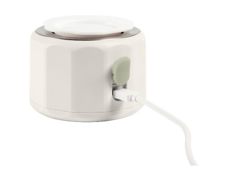 Weißer tragbarer Luftbefeuchter mit angeschlossenem USB-Kabel.