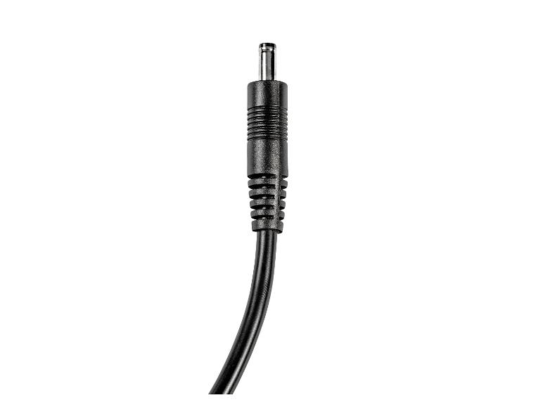 Schwarzes Kabel mit DC-Stecker auf weißem Hintergrund.