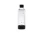 Transparente Wasserflasche mit schwarzem Deckel und Boden, mit MAX- und MIN-Markierungen.