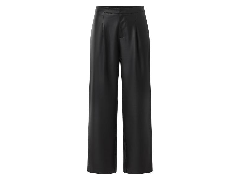 Schwarze weite Hose aus Kunstleder mit Falten