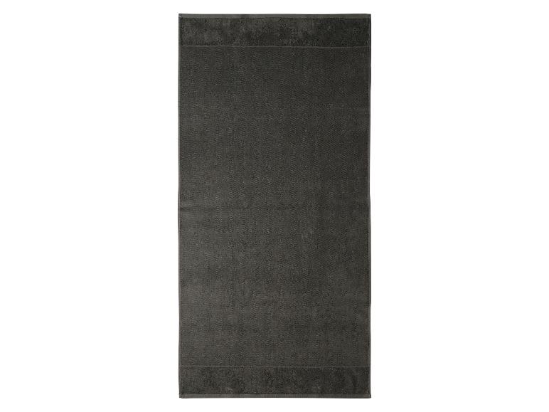 Ein dunkelgraues Handtuch auf weißem Hintergrund.