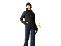 Frau in schwarzer Skijacke, dunkelblauer Hose und Skibrille, hält Skistöcke.