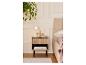 LIVARNO® Nachttisch aus Holz mit geriffelter Schublade, Lampe und Pflanzen im Schlafzimmer.