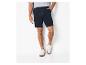 Herren Shorts und Sneaker.