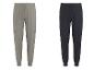 Zwei Herren-Jogginghosen: eine beige mit Taschen, die andere dunkelblau