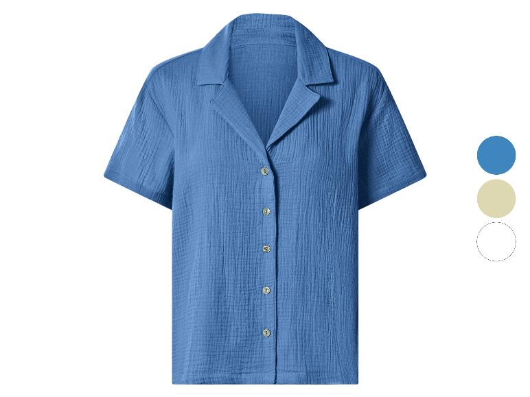 Blaues kurzärmeliges Damenhemd aus geknitterter Baumwolle mit Knöpfen, mit Farboptionen rechts.