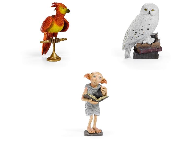 Drei Schleich-Spielfiguren magischer Wesen: Fawkes, Hedwig und Dobby.