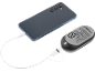 Dunkelblaues Smartphone wird mit einer tragbaren grauen und schwarzen Powerbank geladen.