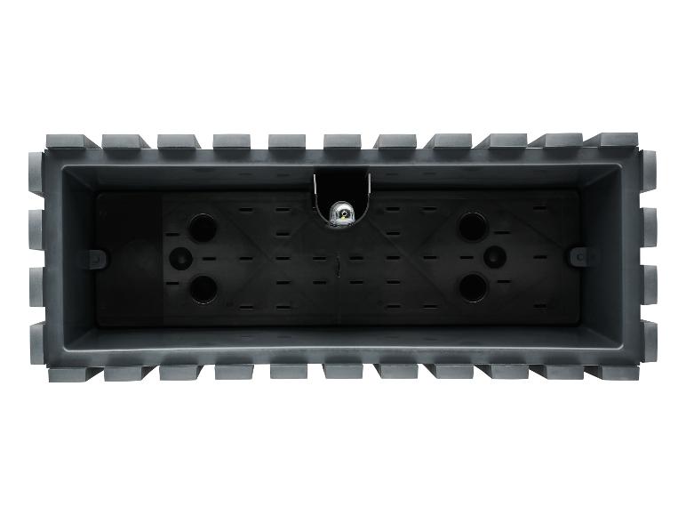 Ein grauer Blumentopf mit Abzugsöffnungen.