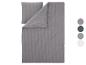 Graues Bettwäsche-Set mit Streifen und Farbmustern.