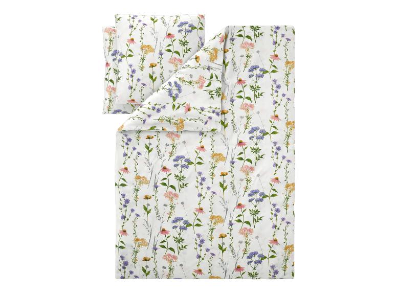 Bettwäsche-Set mit Wiesenblumenmuster auf weißem Hintergrund.