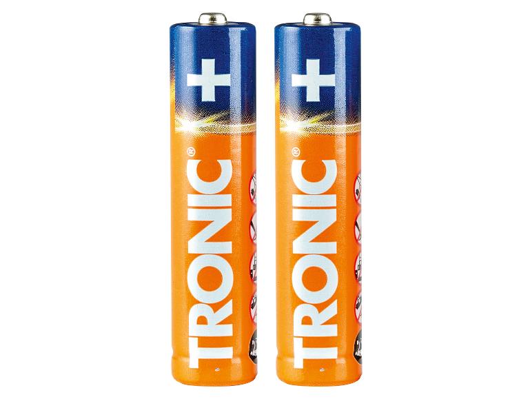 Zwei orange-blaue AA-Alkalibatterien mit weißem Pluszeichen.