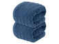 Zwei blaue Handtücher, gerollt und übereinander gestapelt.