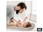 Ein Vater wickelt sein Baby auf der grauen BABYGO Wickelauflage Luxepad. [KI-generiertes Bild]