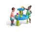 Zwei Kinder spielen an einem Wassertisch mit Spielzeug und Wasserfall.