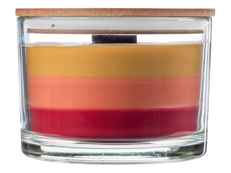 Geschichtete Kerze in einem Glasgefäß mit Holzdeckel, mit gelbem, orangefarbenem und rotem Wachs.
